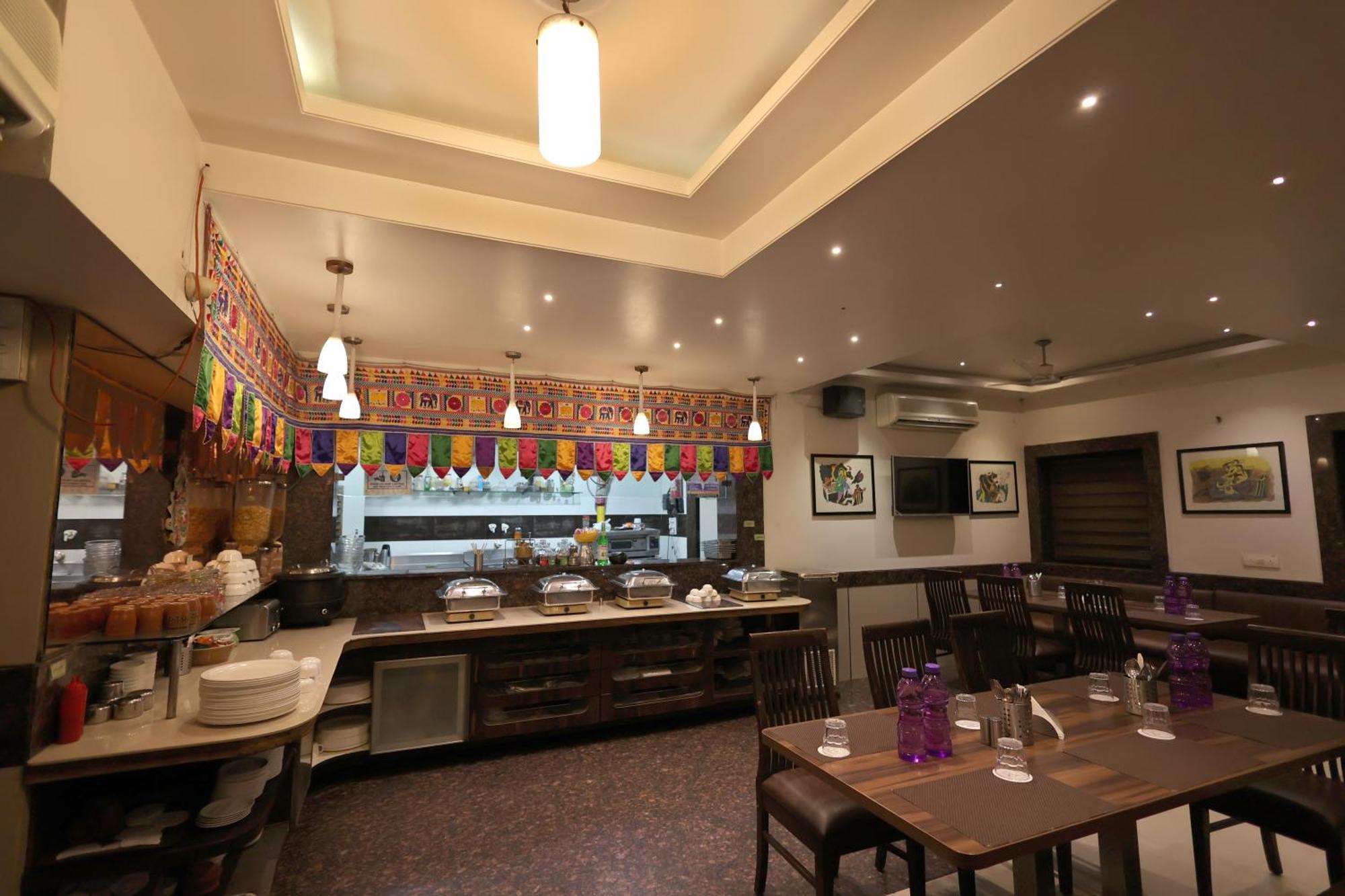 Hotel Vetro Inn Surat Exterior foto