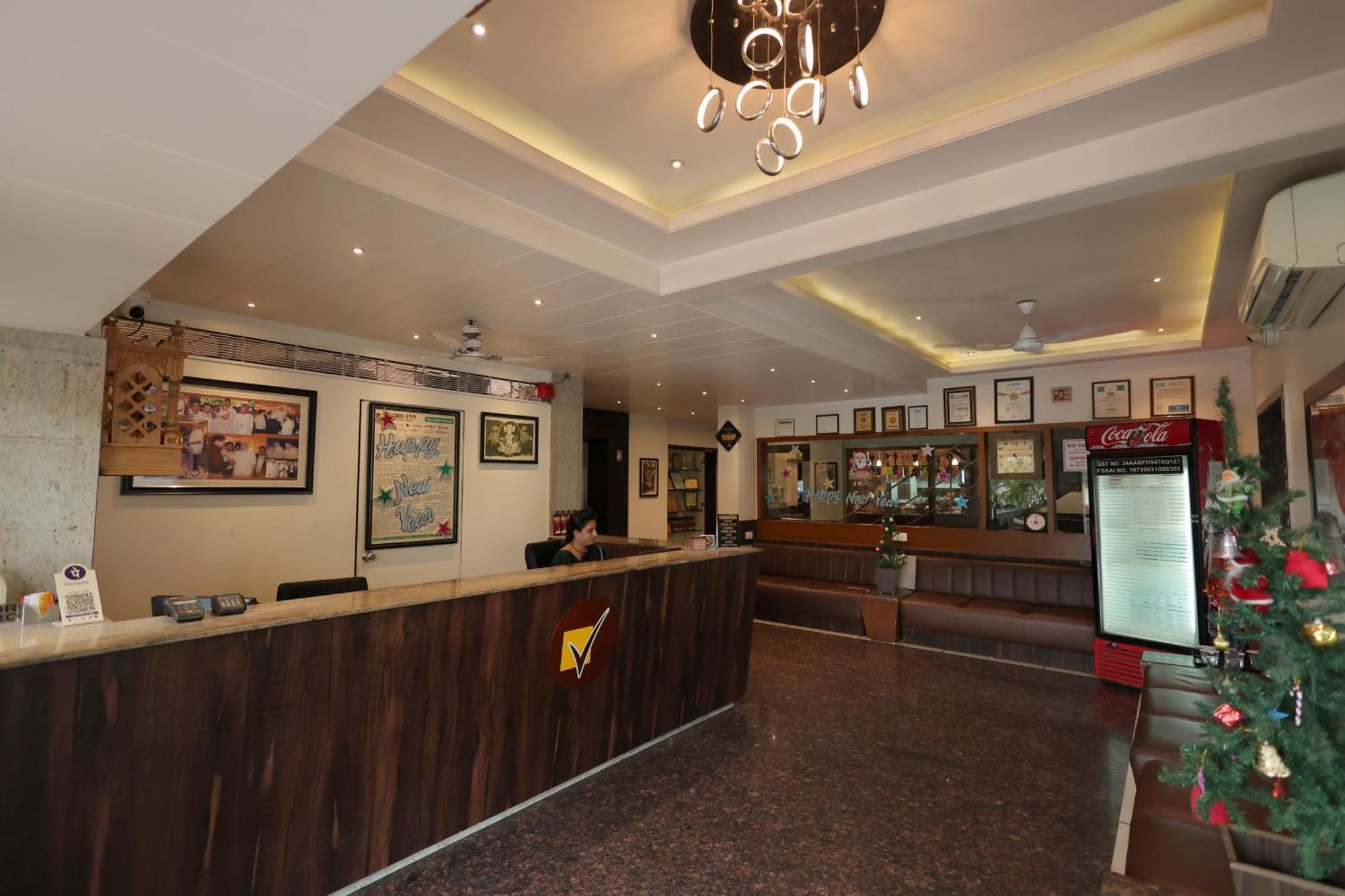 Hotel Vetro Inn Surat Exterior foto
