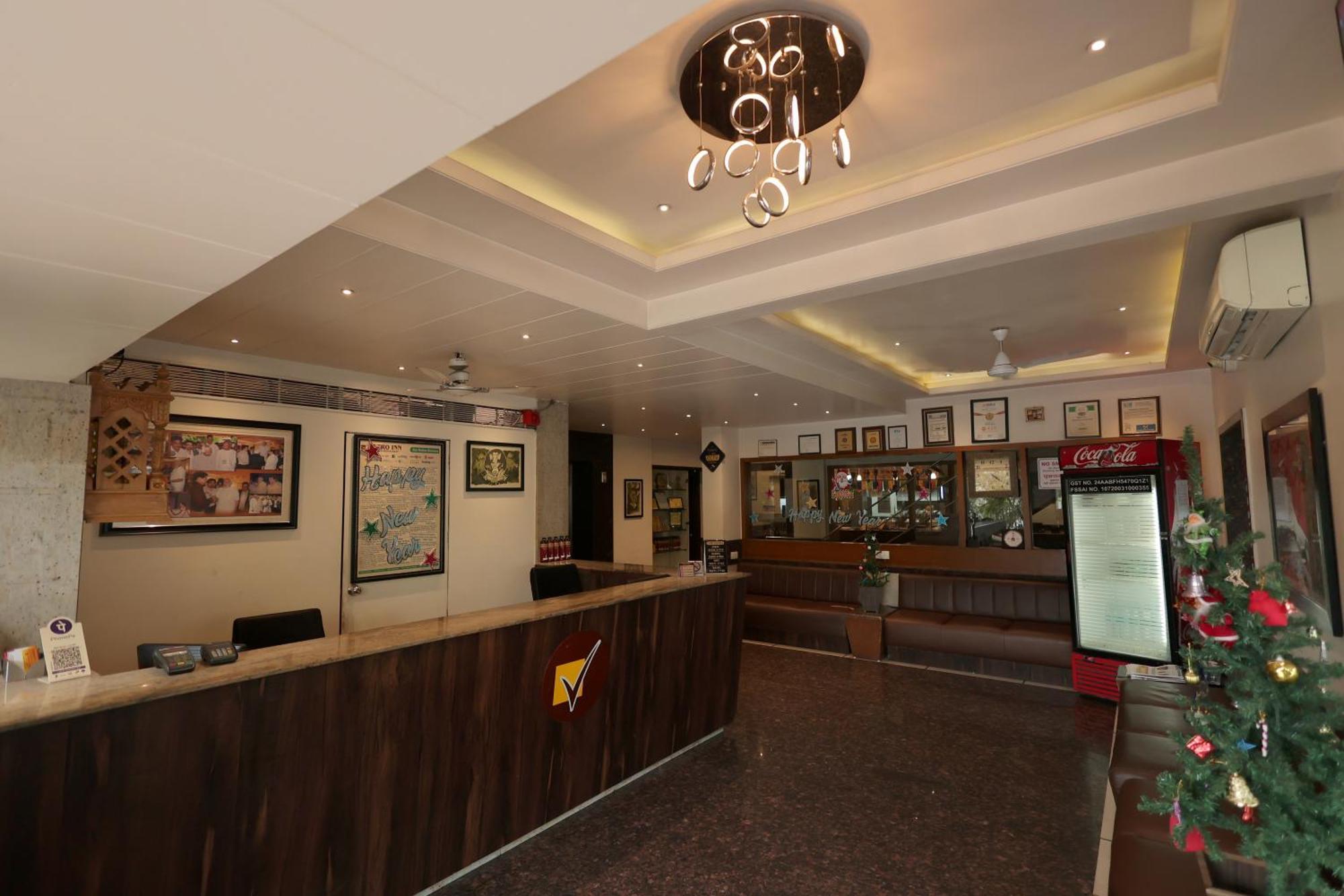 Hotel Vetro Inn Surat Exterior foto